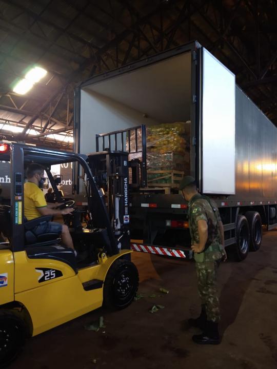 Foto 2 de 15 — Voluntários começam a separação de alimentos; entenda como será a distribuição